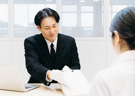 スーツを着た男性が提案している様子